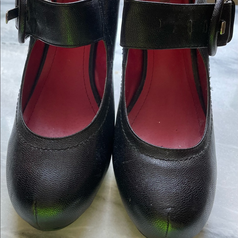 Comfy Black heels with large buckle belt